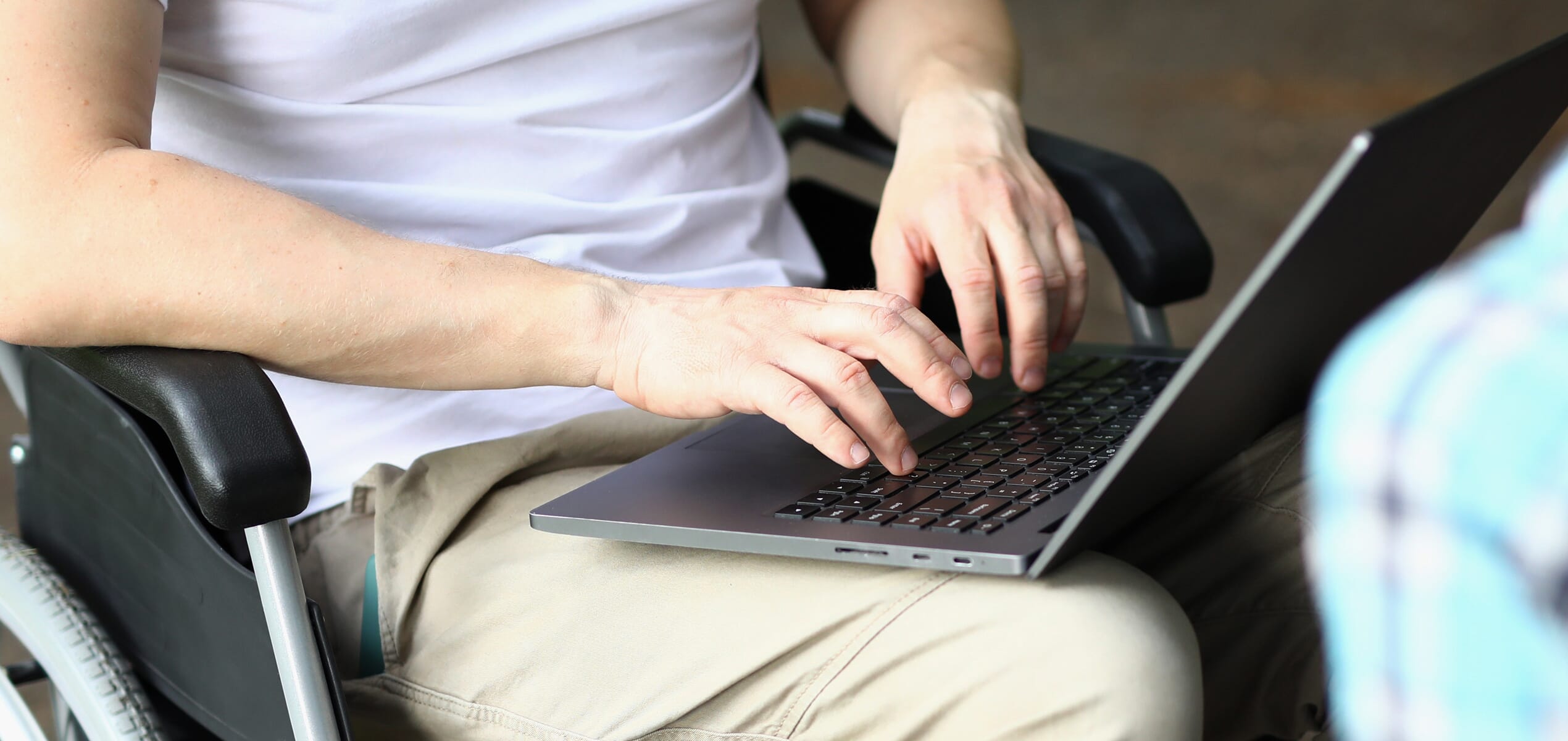 zdjecie  strony w okularach pl na laptopie